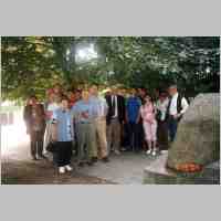 594-1033 Jugendseminar 2004 in Tapiau-Die Teilnehmer vor einem Gedenkstein.JPG